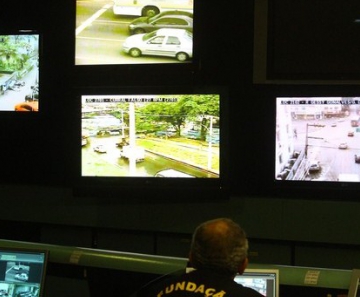 Central de monitoramento recebe imagens transmitidas pelas câmeras de segurança instaladas nas ruas 