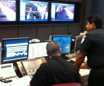 Funcionários da segurança do Metrô monitoram câmeras para coibir crimes nos vagões e plataformas