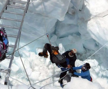 Em foto desta sexta-feira (18), equipes resgatam um sobrevivente da avalanche que matou 13 pessoas no Monte Everest 