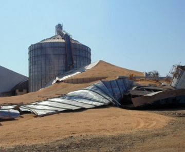 Silo de grãos partiu ao meio e desabou quando funcionários trabalhavam em agropecuária