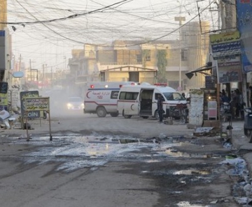 Ambulâncias chegam para levar feridos de um carro-bomba em Ramadi, província de Anbar, no domingo (31)