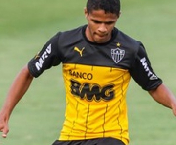 Douglas Santos deve ser titular no Galo contra o Goiás na quinta-feira