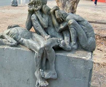 Escultura foi criada em memória aos três adolescentes mortos na 'Chacina do Beco do Candeeiro', em Cuiabá. 