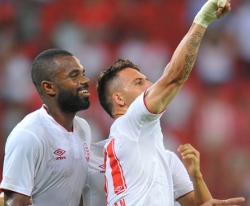 Furlan e Tadeu vibram após gol na partia contra o Paraná na Arena PE 