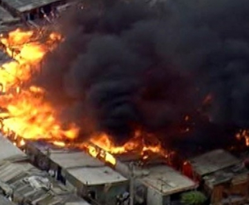 Incêndio atinge favela na Zona Leste 