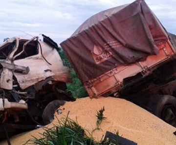 Carretas bateram de frente e dois motoristas morreram em Jangada (MT). 