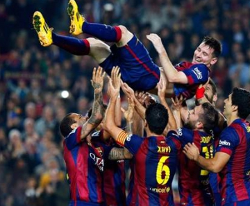 Messi é levantado pelos companheiros: idolatria e reconhecimento