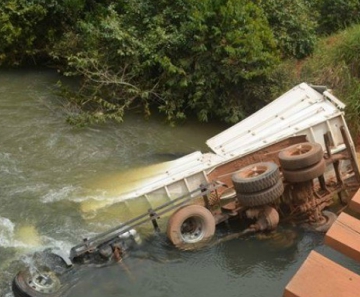 Caminhão caiu em rio em MT e um dos ocupantes do veículo morreu
