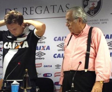 Observado por Eurico Miranda, Dagoberto veste a camisa do Vasco