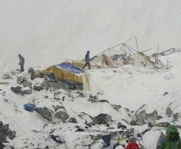 Terremoto provocou avalanche no monte Everest 