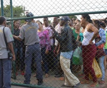 Familiares de detentos aguardam do lado de fora do presídio