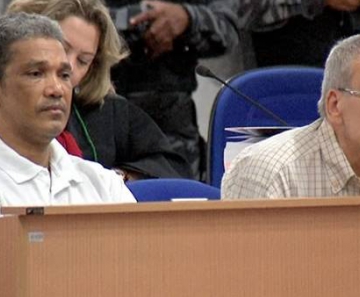 Os réus Célio Alves de Souza e Julio Bachs Mayada durante julgamento em Cuiabá.