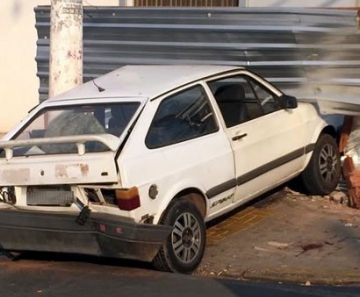 Motorista de caminhonete fugiu após atingir carro em cruzamento de avenidas em Cuiabá