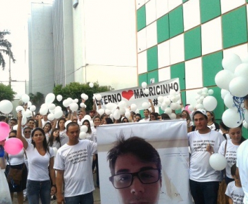 Manifestantes levaram faixas, cartazes e balões em homenagem ao estudante Maurício Rodrigues Pinheiro, assassinado em uma boate de Barra do Garças. 