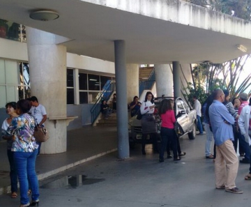Funcionários da Prefeitura de Cuiabá saíram do prédio após problema elétrico 