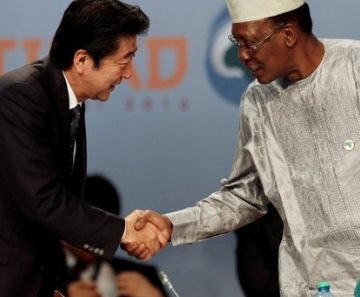 O primeiro-ministro japonês Shinzo Abe cumprimenta Idriss Deby, presidente do Chade, durante conferência em Nairóbi, no Quênia 