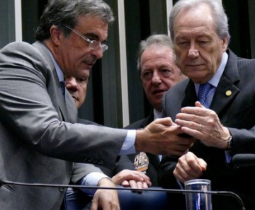 O advogado de defesa José Eduardo Cardozo mostra algo em seu celular para o presidente do STF, Ricardo Lewandowski, durante a sessão do julgamento final da presidente afastada Dilma Rousseff no plenário do Senado, em Brasília 
