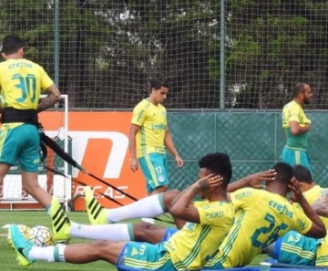 Omar Feitosa (à esq.) trabalha com os jogadores do Palmeiras, na Academia de Futebol 