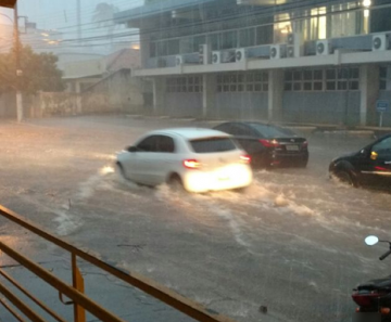 Água alagou ruas e avenidas de Cuiabá na noite desta quarta-feira (26) 