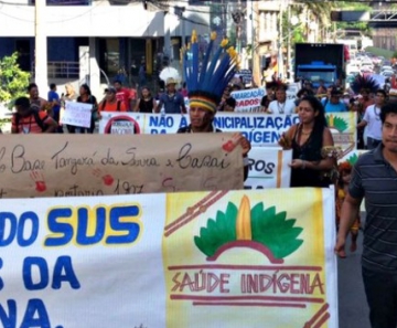 Índios fizeram passeata pela Avenida Getúlio Vargas, em Cuiabá