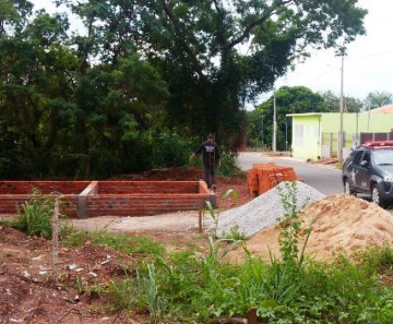 Fábrica e casa em construção em área pública são interditadas em Mato Grosso