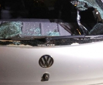 Carro que estava estacionado no bar foi danificado pela ex-namorada da vítima 
