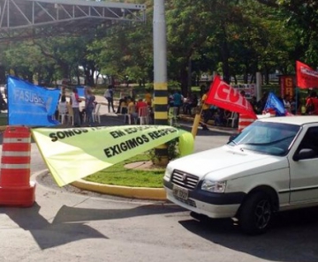 Servidores fecharam entrada de campus da UFMT em Cuiabá durante protesto