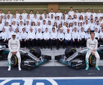 Hamilton afirma que equipe Mercedes é verdadeira família