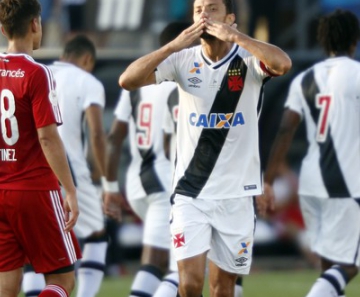 Nenê comemora o gol do Vasco contra River 