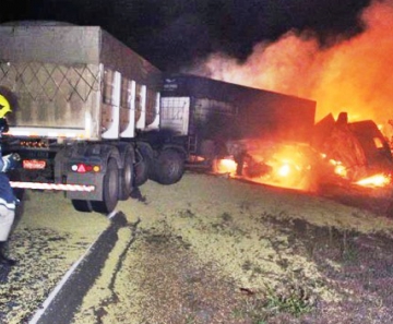 O acidente envolvendo três carretas e um veículo de passeio aconteceu nas proximidades de Nova Mutum na noite de ontem (08)