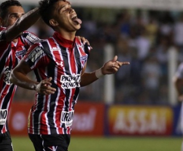 Luiz Araújo comemora gol do São Paulo contra o Santos: atacante brilhou na Vila Belmiro 