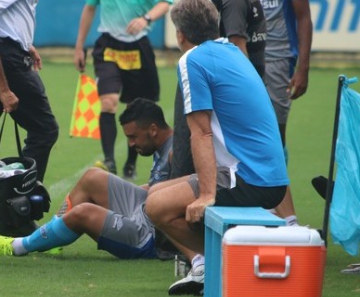 Edílson sente lesão em jogo-treino pelo Grêmio 