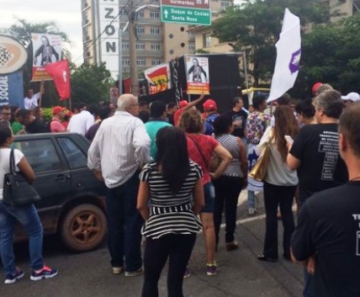 Servidores se reuniram na frente da sede do INSS, em Cuiabá