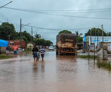 Ruas ficaram completamente cobertas de água em Campo Novo do Parecis