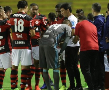 Zé Ricardo orienta reservas. Diante do Bangu, Flamengo voltará com força máxima 