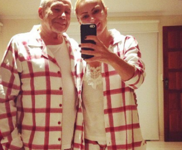 Stênio Garcia e a mulher, Marilene Saade, posam com pijamas iguais 