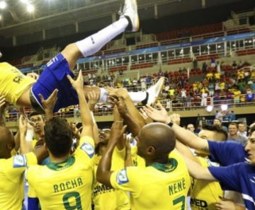 Jogadores do Brasil saúdam Falcão em quadra 