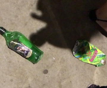 Garrafas de bebidas alcoólicas ficam espalhadas no chão da marquise do Parque do Ibirapuera 