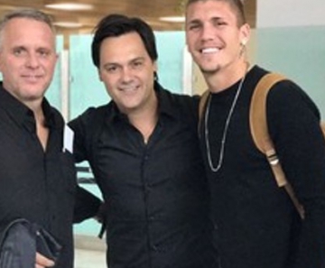 Lyanco no aeroporto ao lado do pai Marcelo (esq) e do empresário Fábio Mello (centro) 