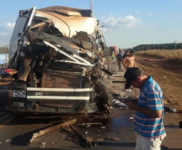 Motorista Morre Ap S Acidente Envolvendo Tr S Ve Culos De Carga Na Br