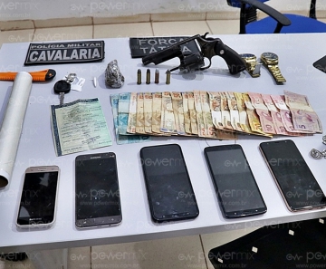 Cavalaria da PM apreende veículo drogas e arma de fogo dois são