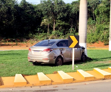 Motorista Bate Em Palmeira Na Av Das Na Es E Carro Fica A Frente