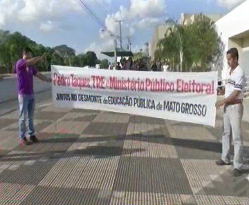 Professores protestam contra Lei que proíbe contratos temporários no