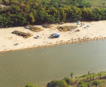 A família estava banhando na praia da Arara