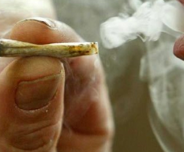 Pai é flagrado fumando maconha com criança de quatro anos dentro