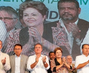 Dilma com ministros, parlamentares e o governador de Pernambuco durante cerimônia da viagem inaugural do petroleiro Zumbi dos Palmares, em Ipojuca (PE) 