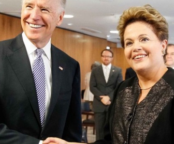 Dilma Rousseff e Joe Biden se cumprimetnam após reunião no Planalto 