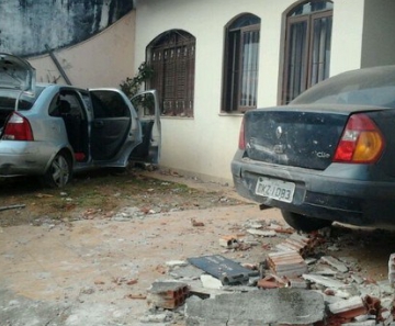 Depois de arrebentar portão, carro parou em frente à janela da casa 