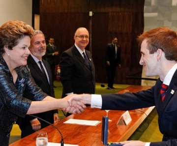 Dilma cumprimenta formando do Instituto Rio Branco em cerimônia no Itamaraty