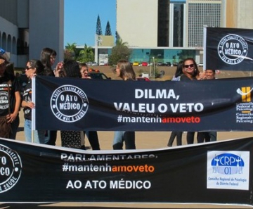 Profissionais de saúde que participam de manifestação em apoio aos vetos ao Ato Médico se concentram em frente à Biblioteca Nacional de Brasília 